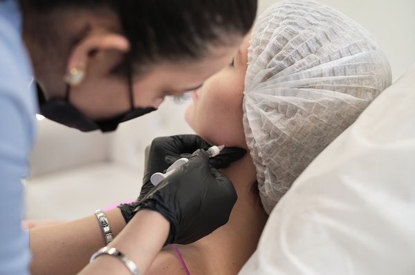 Votre traitement esthétique personnalisé avec le Dr. Lavocat à Bordeaux